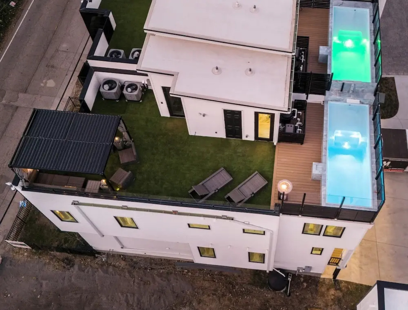 Large Groups - Rooftop Pools - Sleeps 24