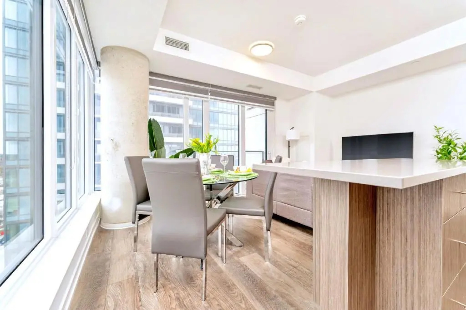 City Views From Your Balcony 1BR w King Bed