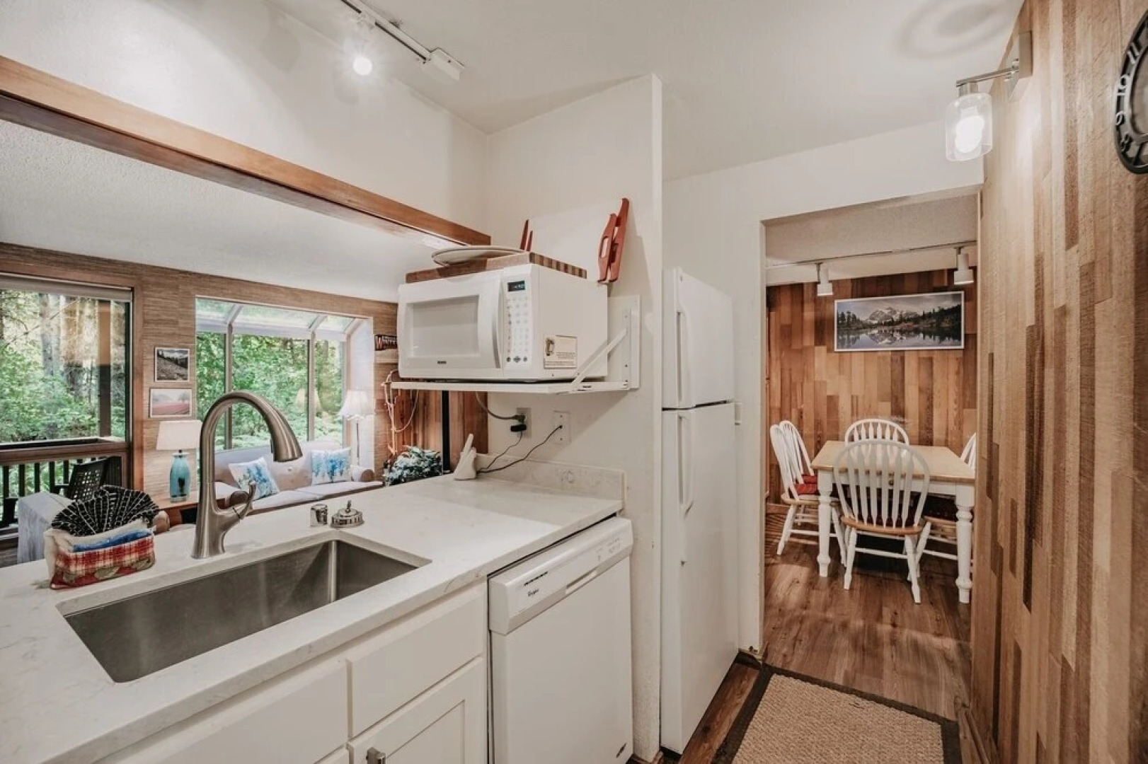 84sw - Sauna - Soaker Tub -  Fireplace - Sleeps 6 2 Bedroom Home by RedAwning