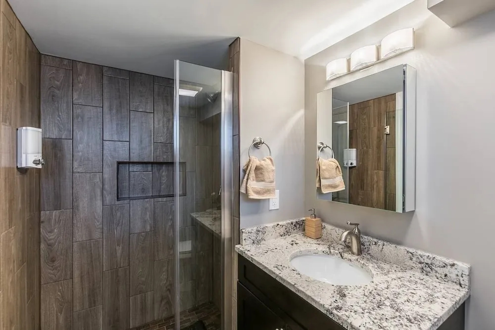 Beautiful 3br/2ba House with cozy backyard by CozySuites