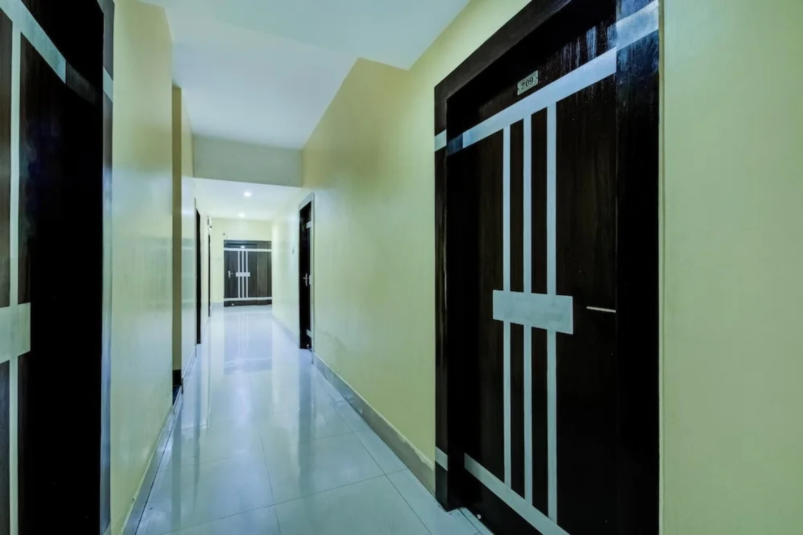 OYO Flagship 14008 Hotel The Avenue