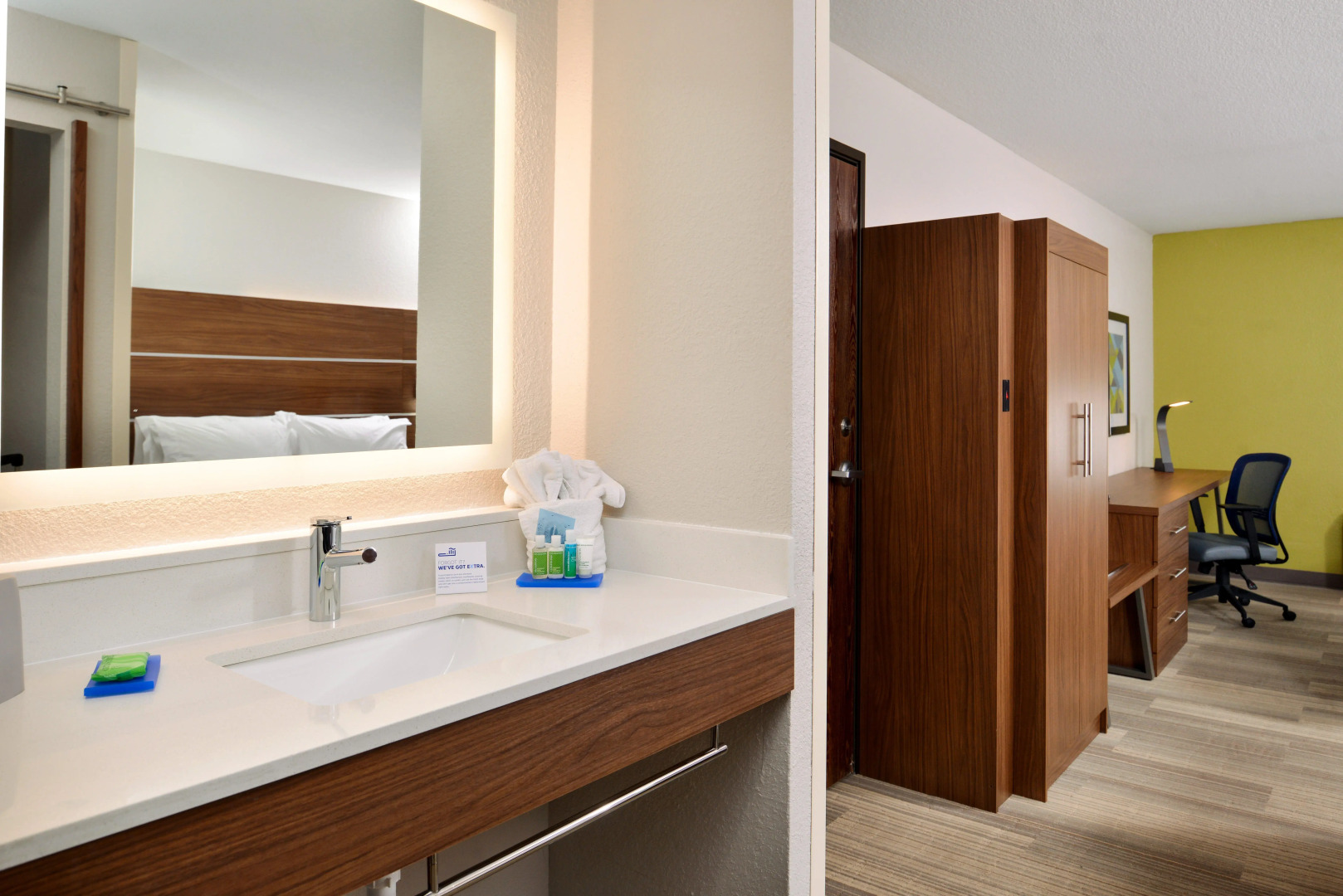 Holiday Inn Express & Suites North Kansas City by IHG