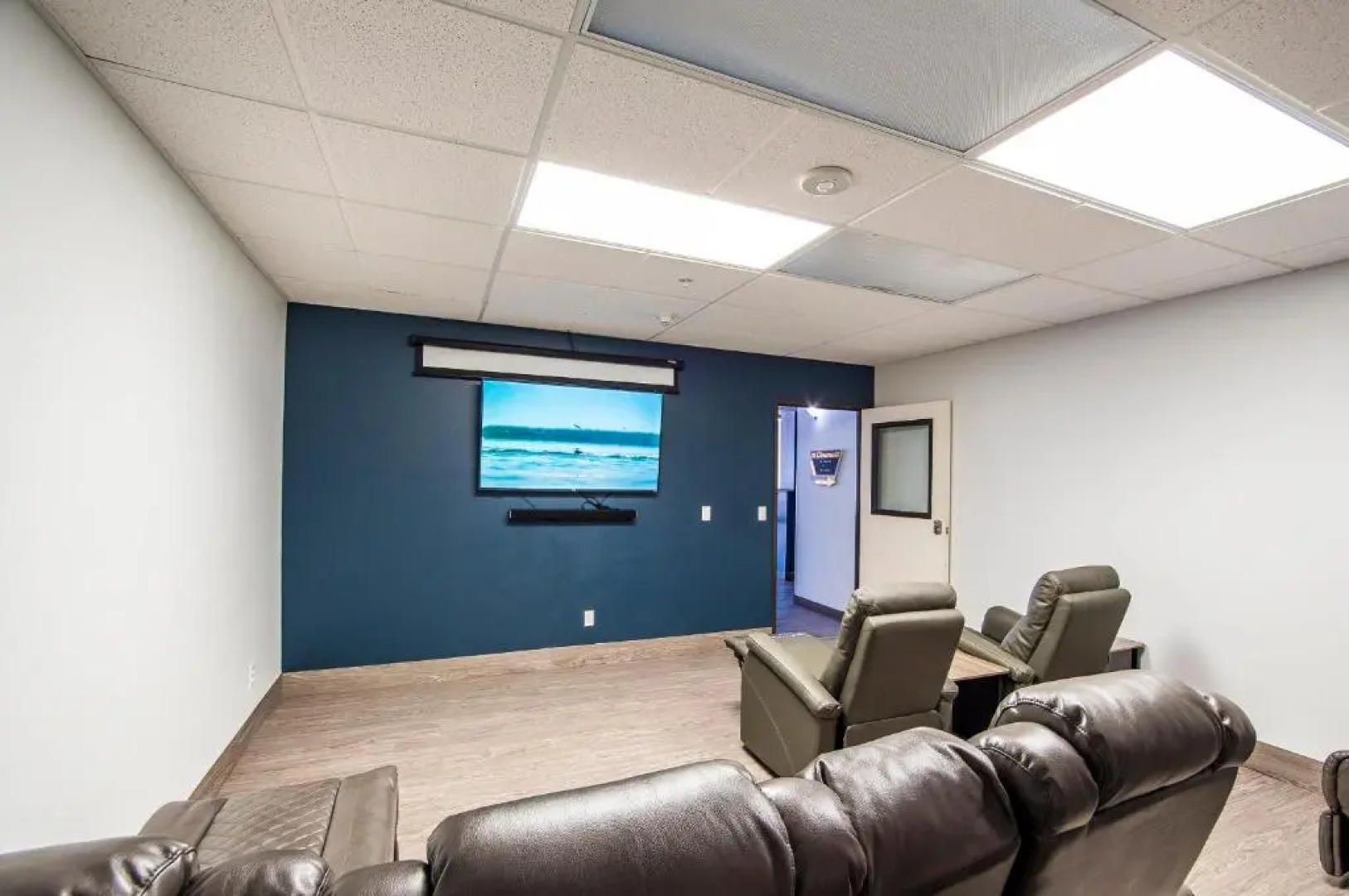 The Vistas 119 Modern studio with full kitchen 1st floor great location