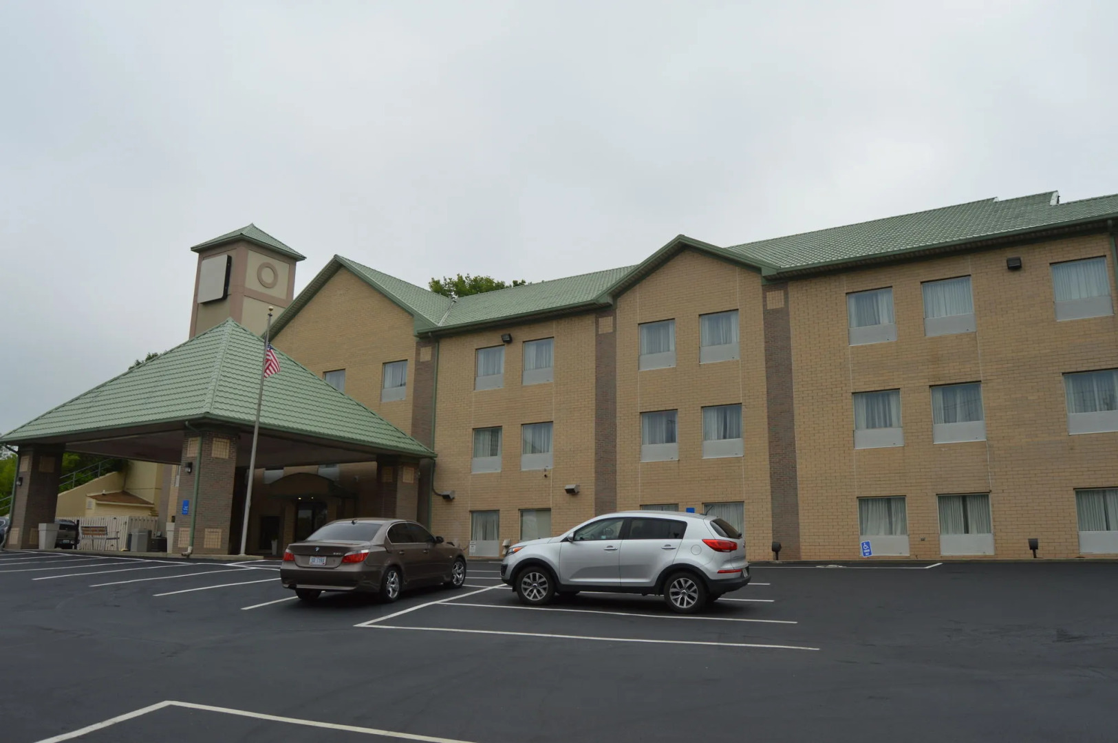Comfort Inn & Suites Cincinnati Uptown Clifton
