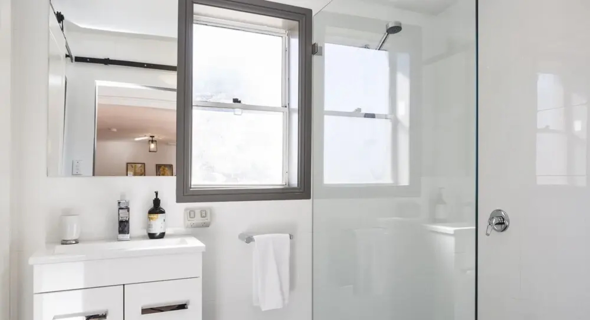 1 Bedroom Unit Close To Shops & Transport