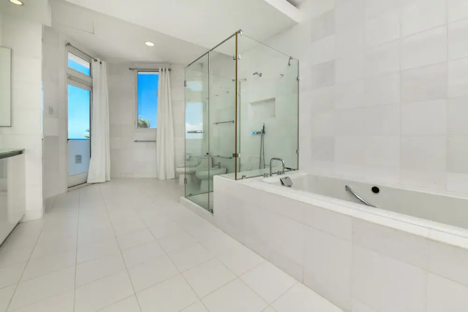 Ocean Front 7-bedroom 7-bath Sunset Views Malmok!