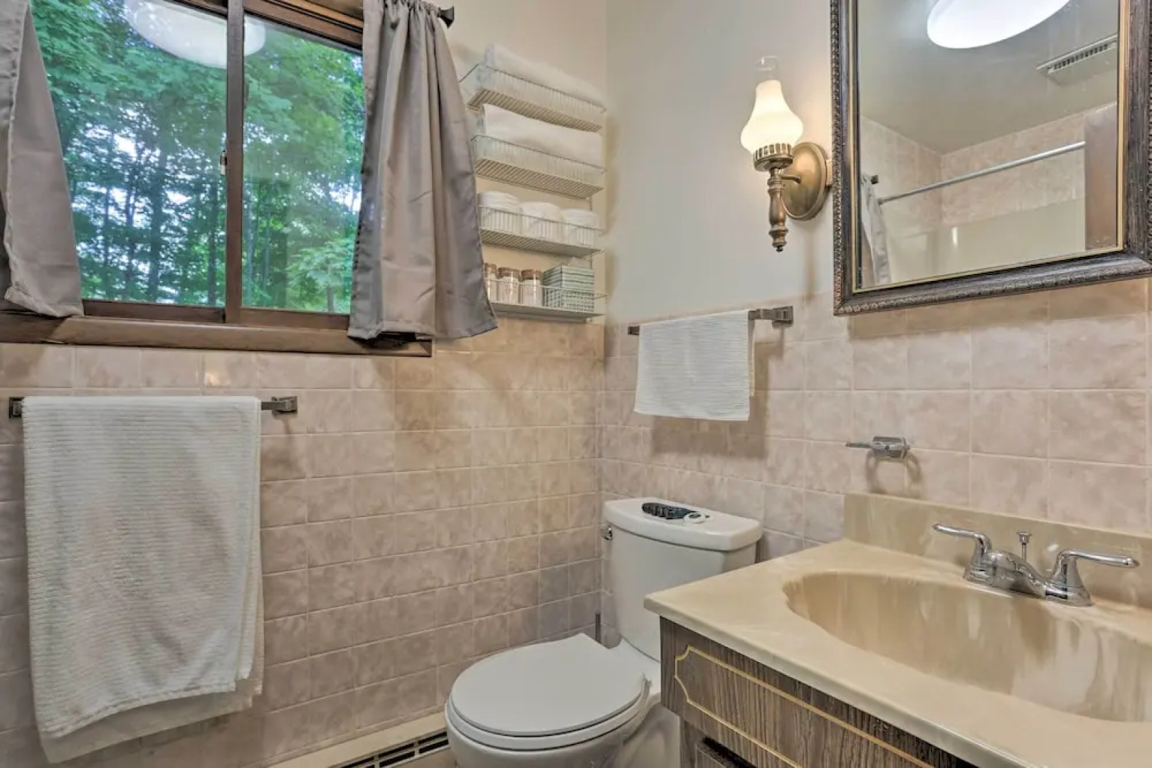 Dog-friendly Lake Ariel Resort Home w/ Deck!