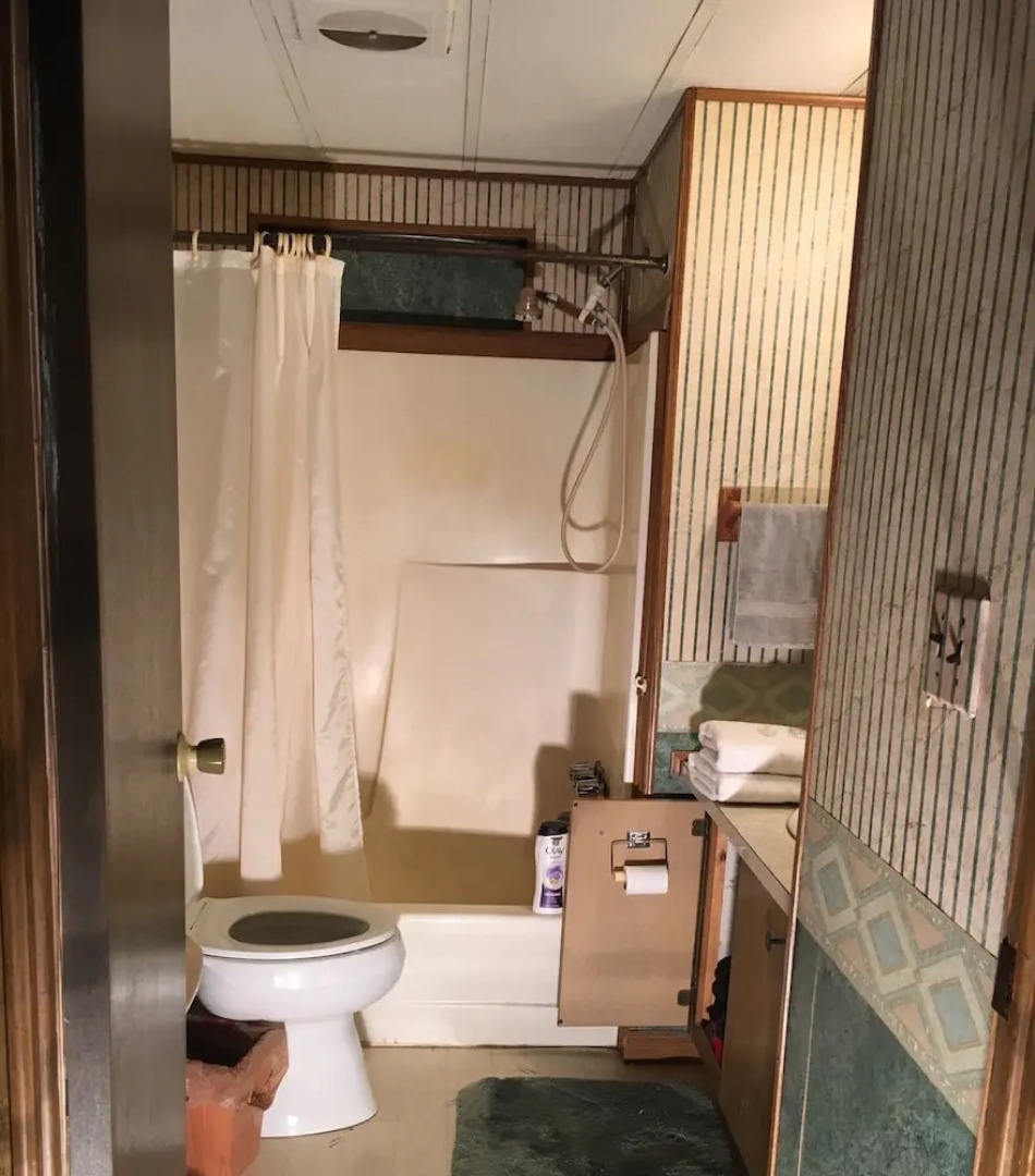 Alaska log cabins on the pond B & B