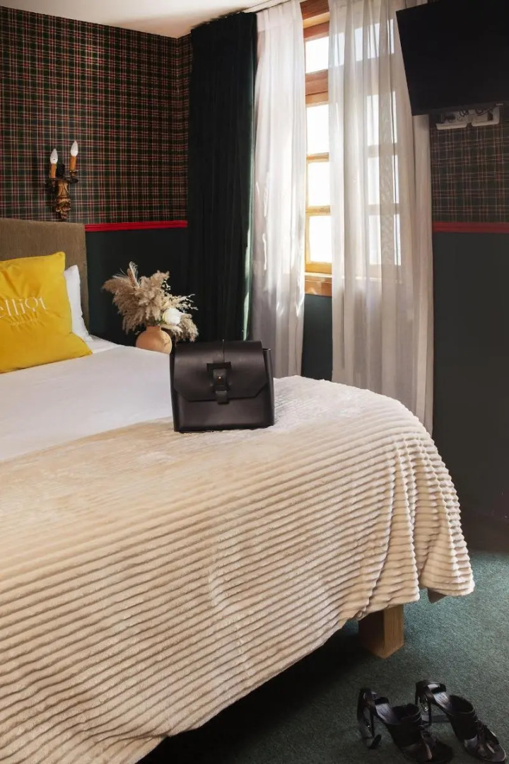 The Elliot - Adults only