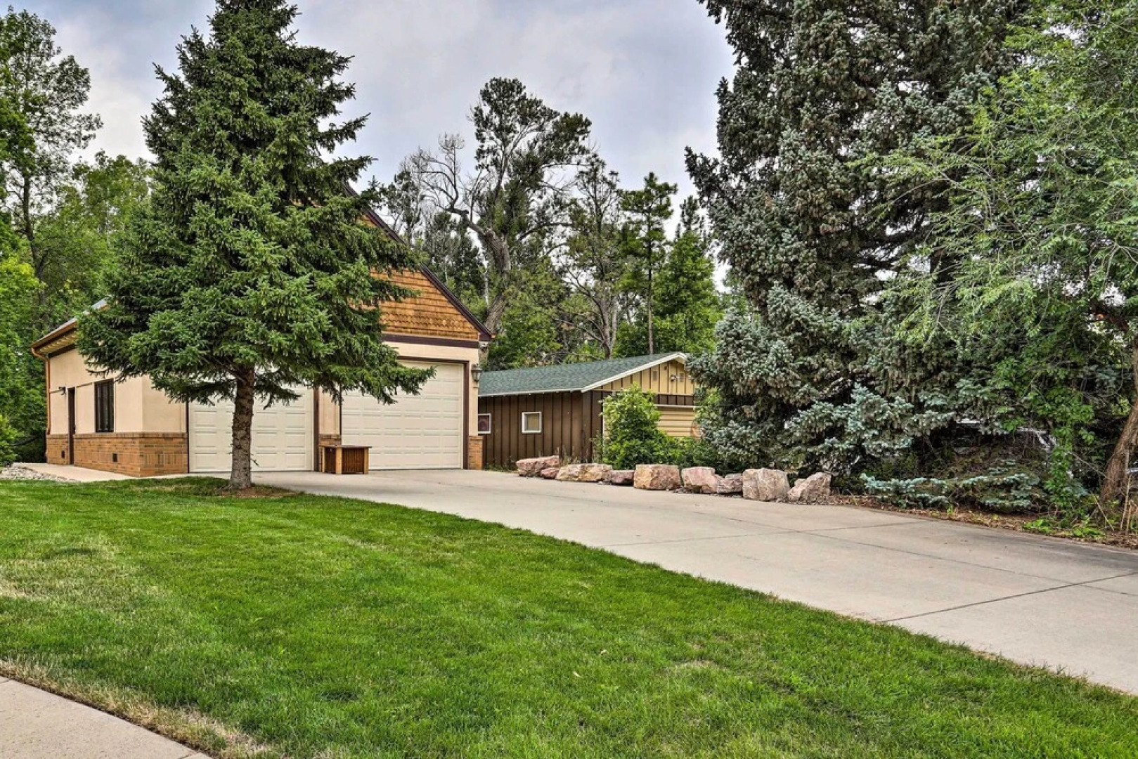 Central Creekfront Spearfish Apt by City Park