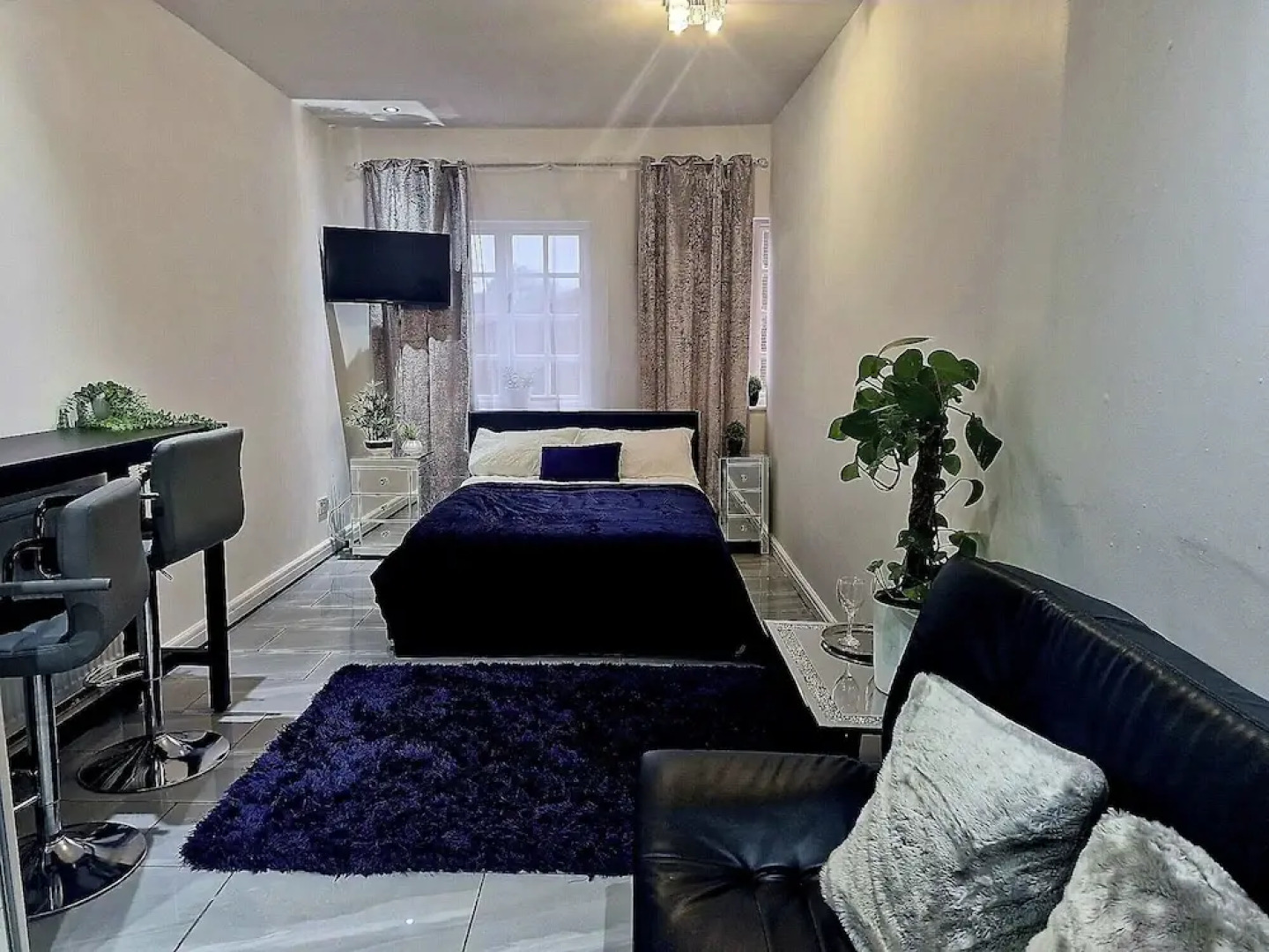 Seaside Escape - Sleeps 4 - Pets Ok - Free Parking