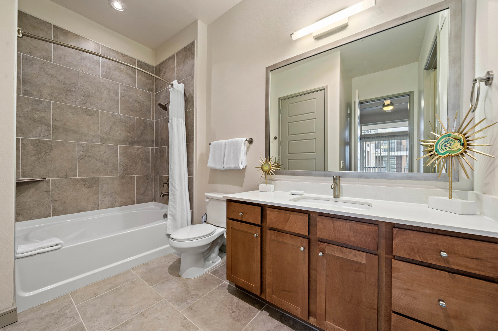 Spacious Apt With Amenities! Downtown Location!