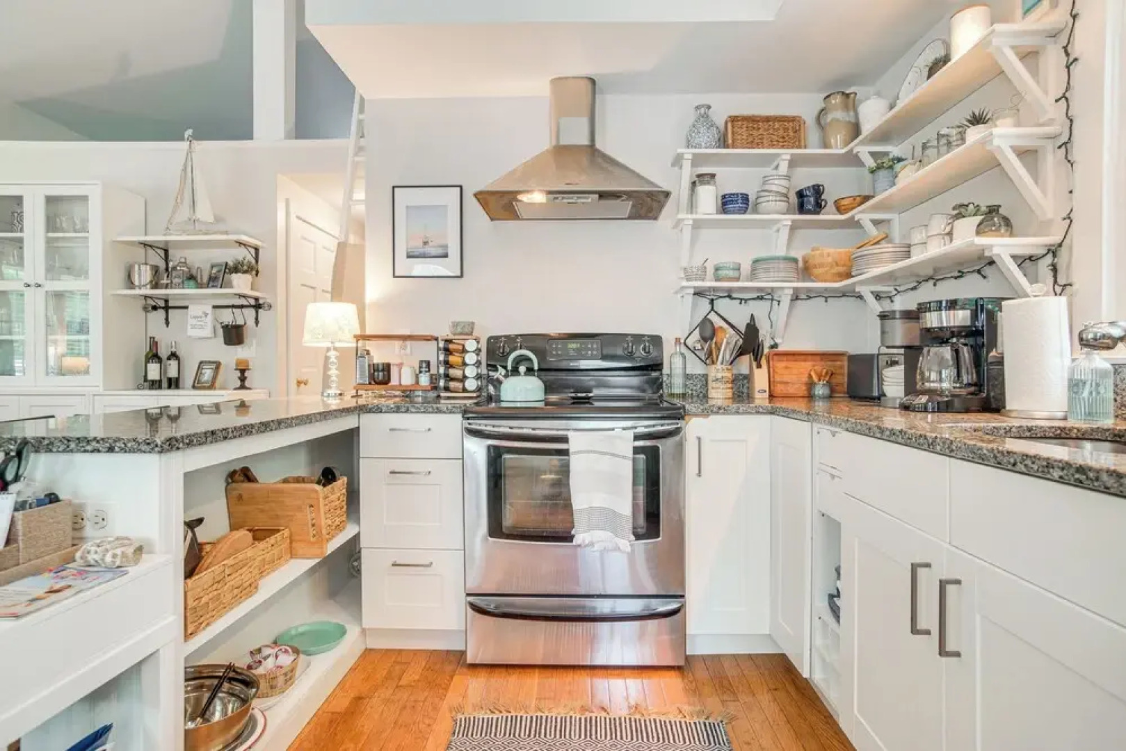 Charming Cape Cod Cottage: 4 Mi to Bristol Beach!