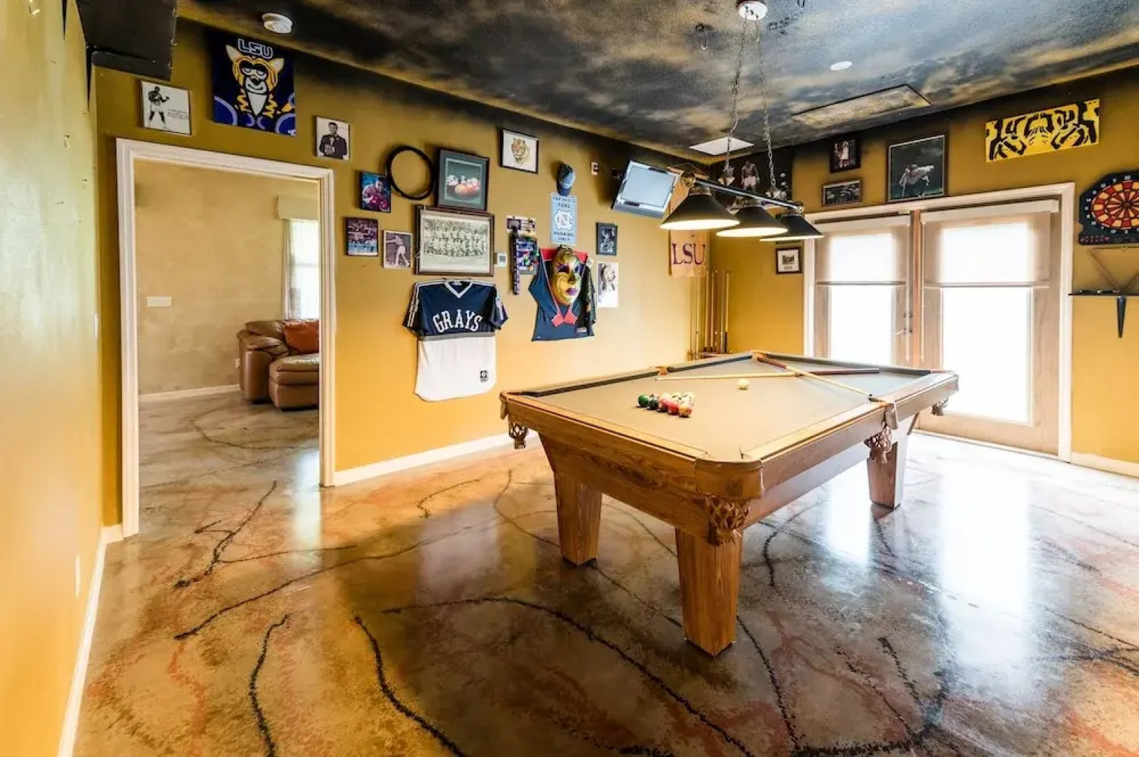 Chic Renovated Oasis: Disney & Universal Nearby 4 Bedroom Home by RedAwning