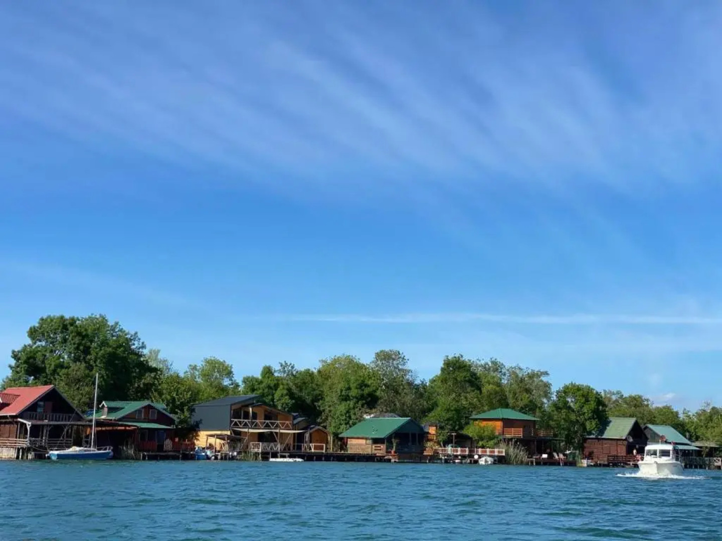 ADA BEACH HOUSE mit Wasserzugang