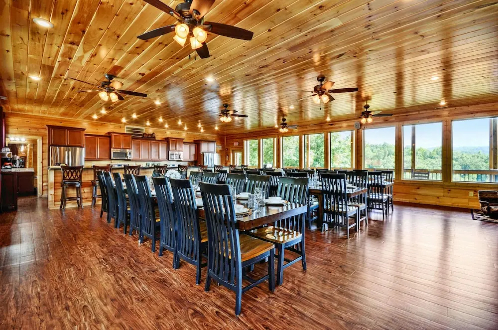 Foxwood Mansion - Fourteen Bedroom Cabin