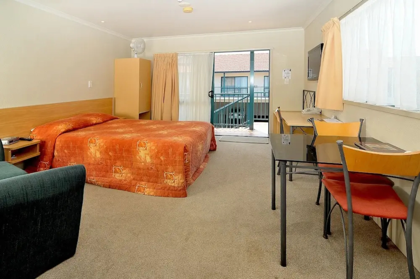 Academy at Botany Motor Inn