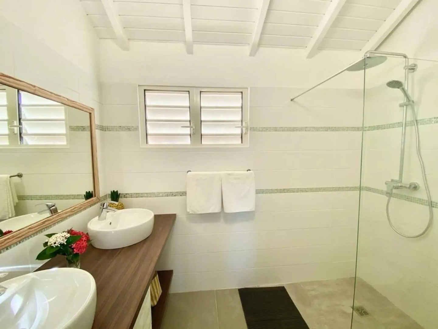 Beautiful suite S15, pool, next to Pinel Island