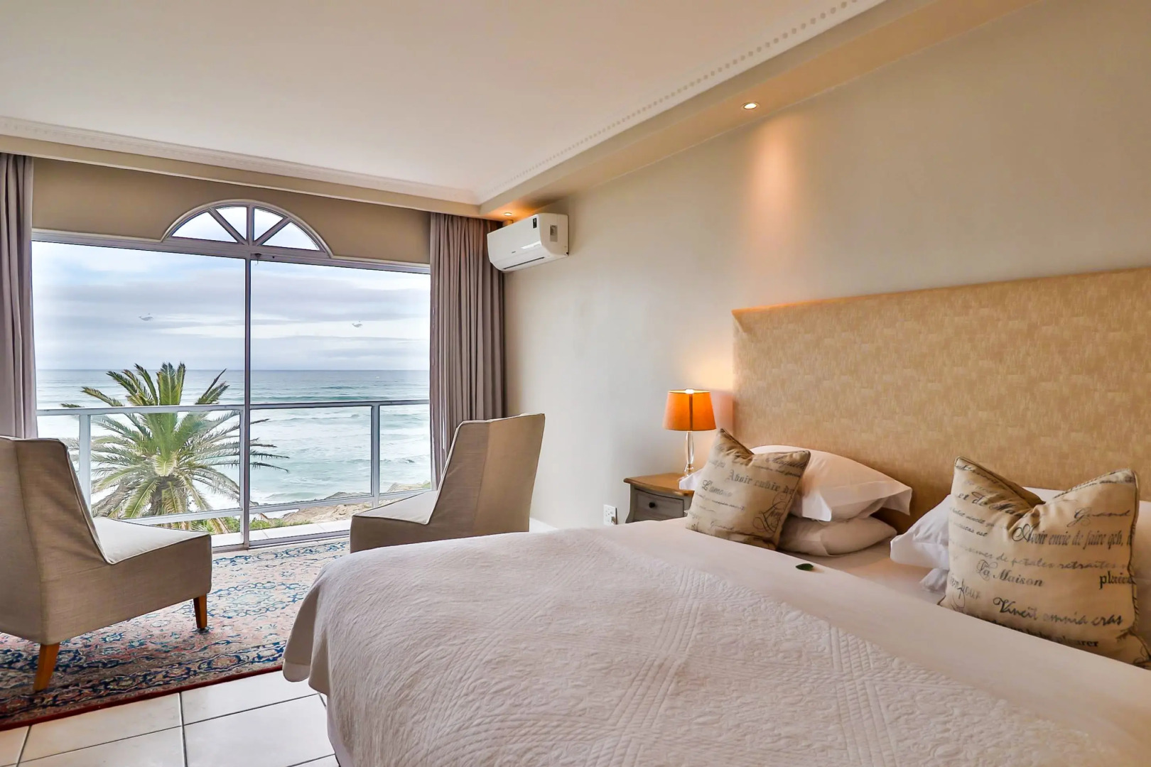 Hermanus Beachfront Lodge