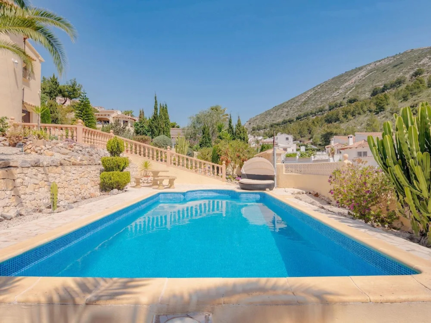 6-p Villa in the Right Place With an Amazing View, Swimming Pool and Terraces