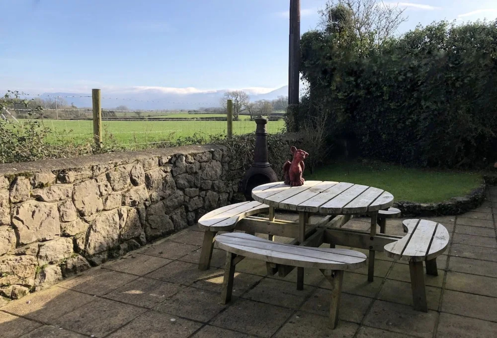 Detached Farmhouse 4 Bed/sleeps 9, Mountain Views!