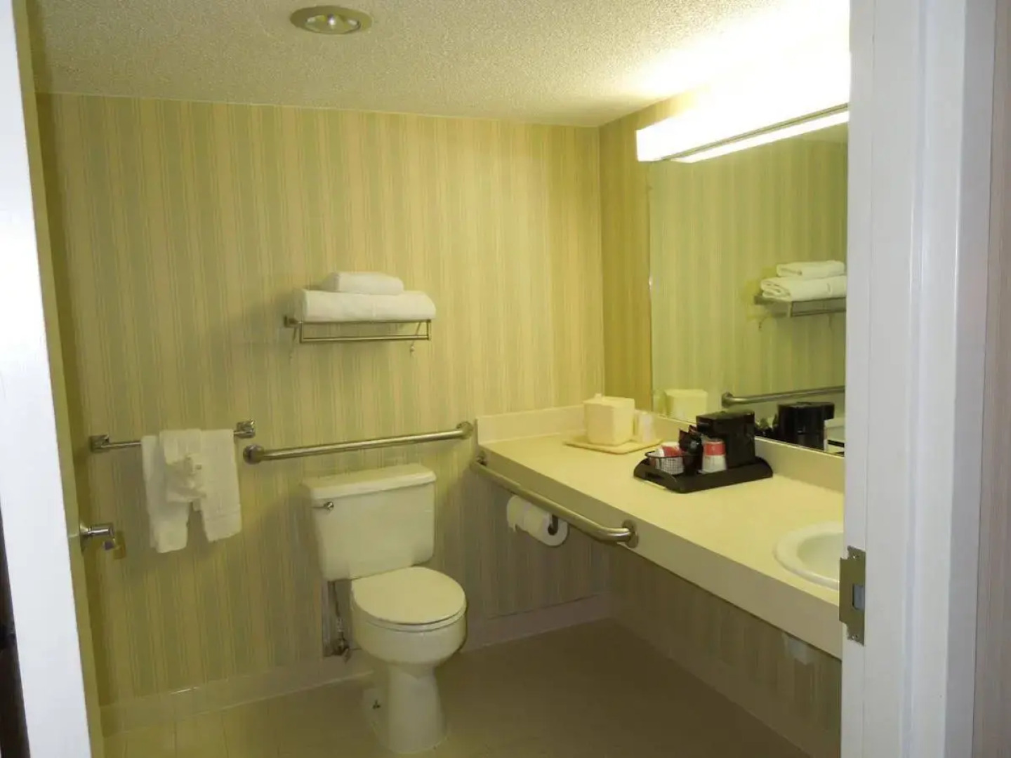 Days Inn & Suites by Wyndham Elyria