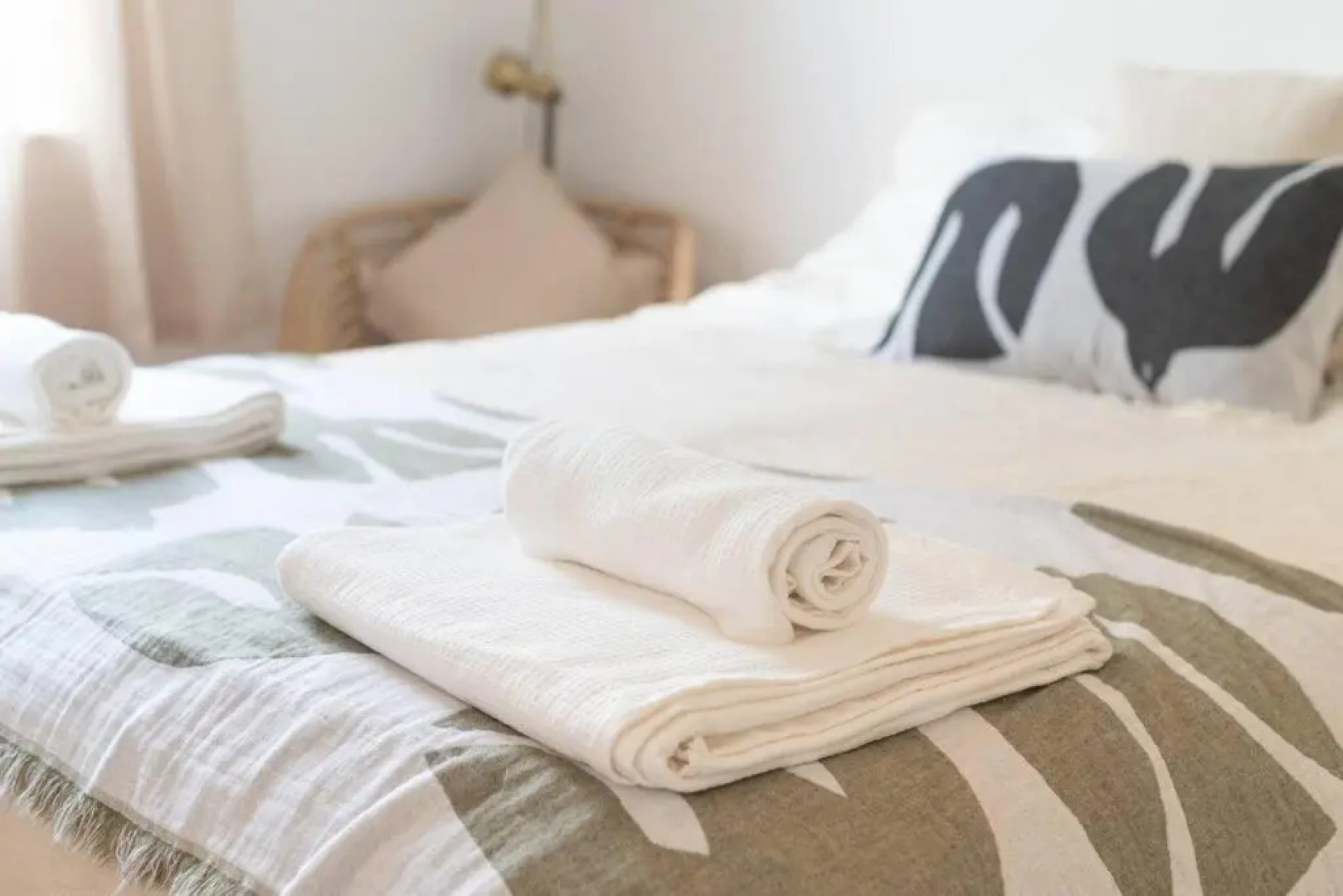 Spacious 2 bedroom sea view flat. Sleeps 6