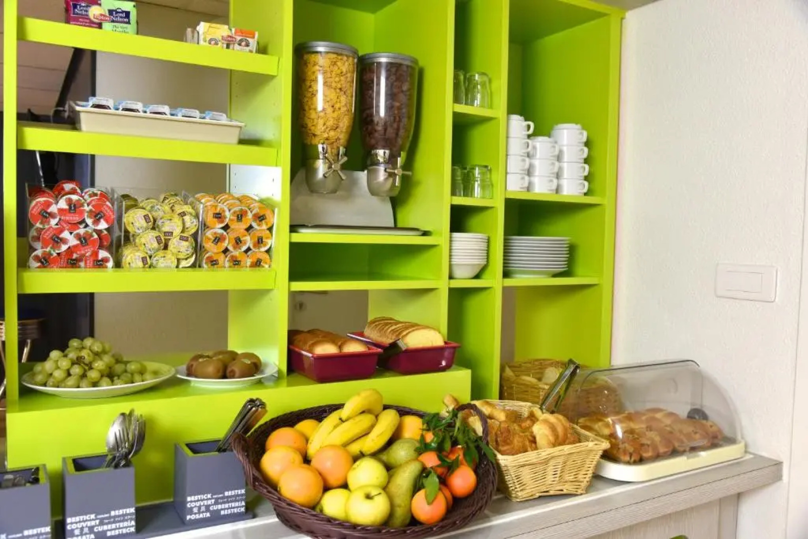 Sweet and Smart Hotel