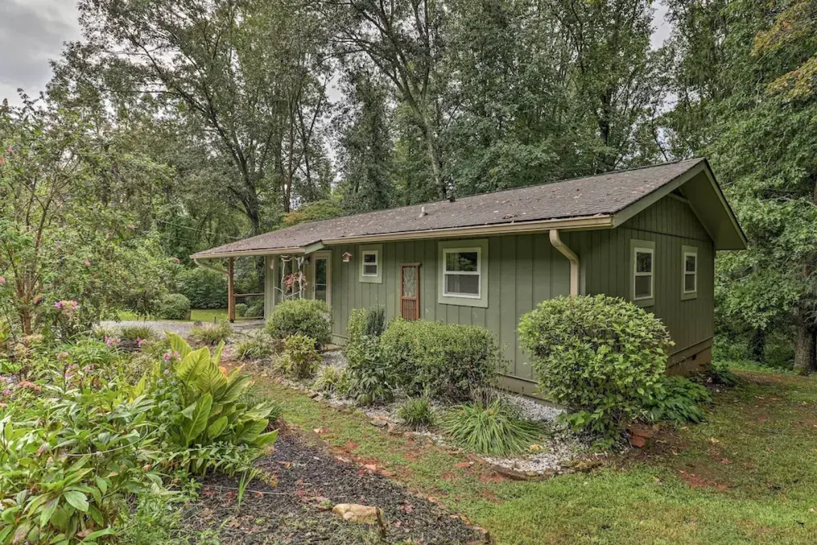Peaceful Pisgah Forest Cottage w/ Fire Pit!