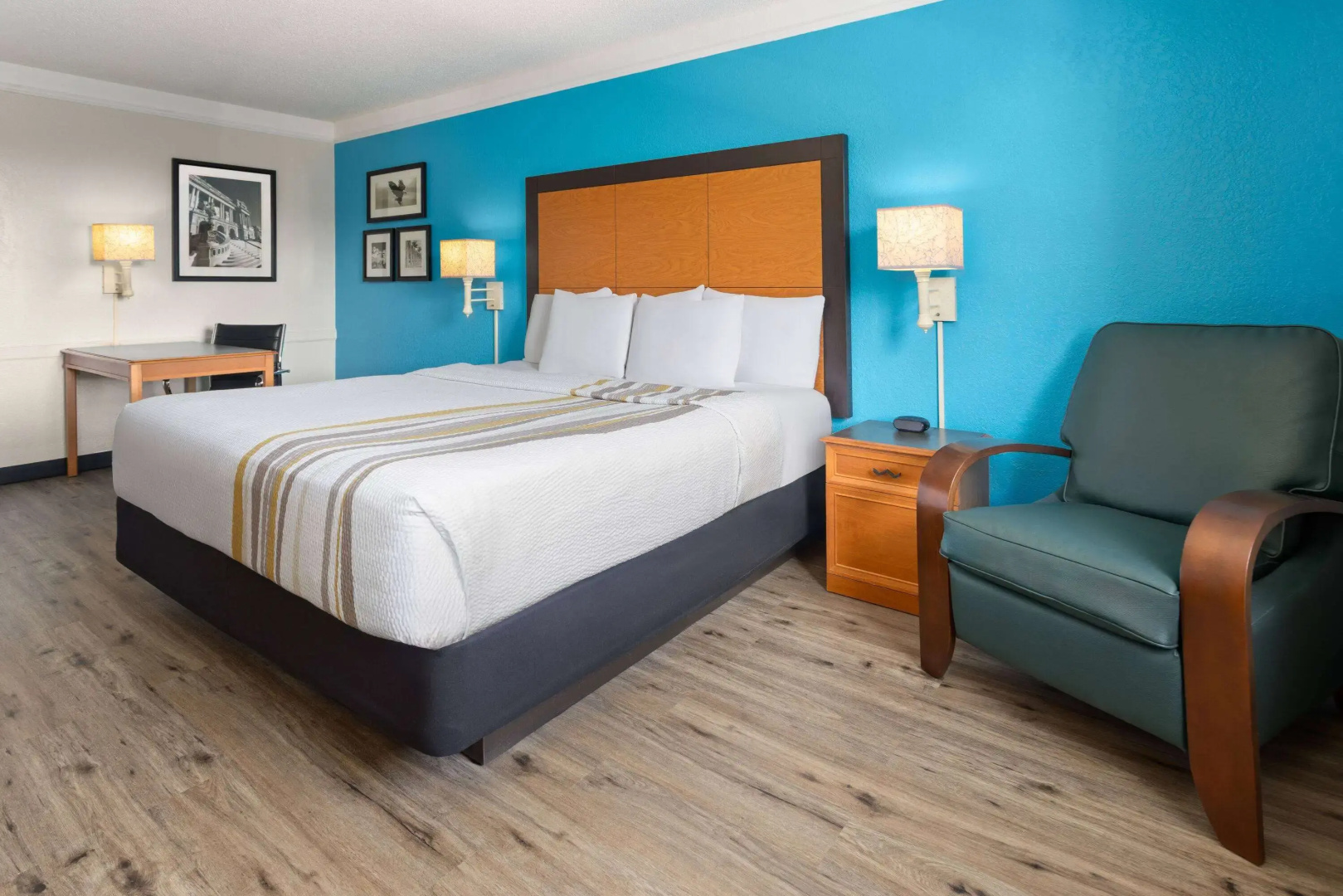 La Quinta Inn by Wyndham Pittsburgh Airport