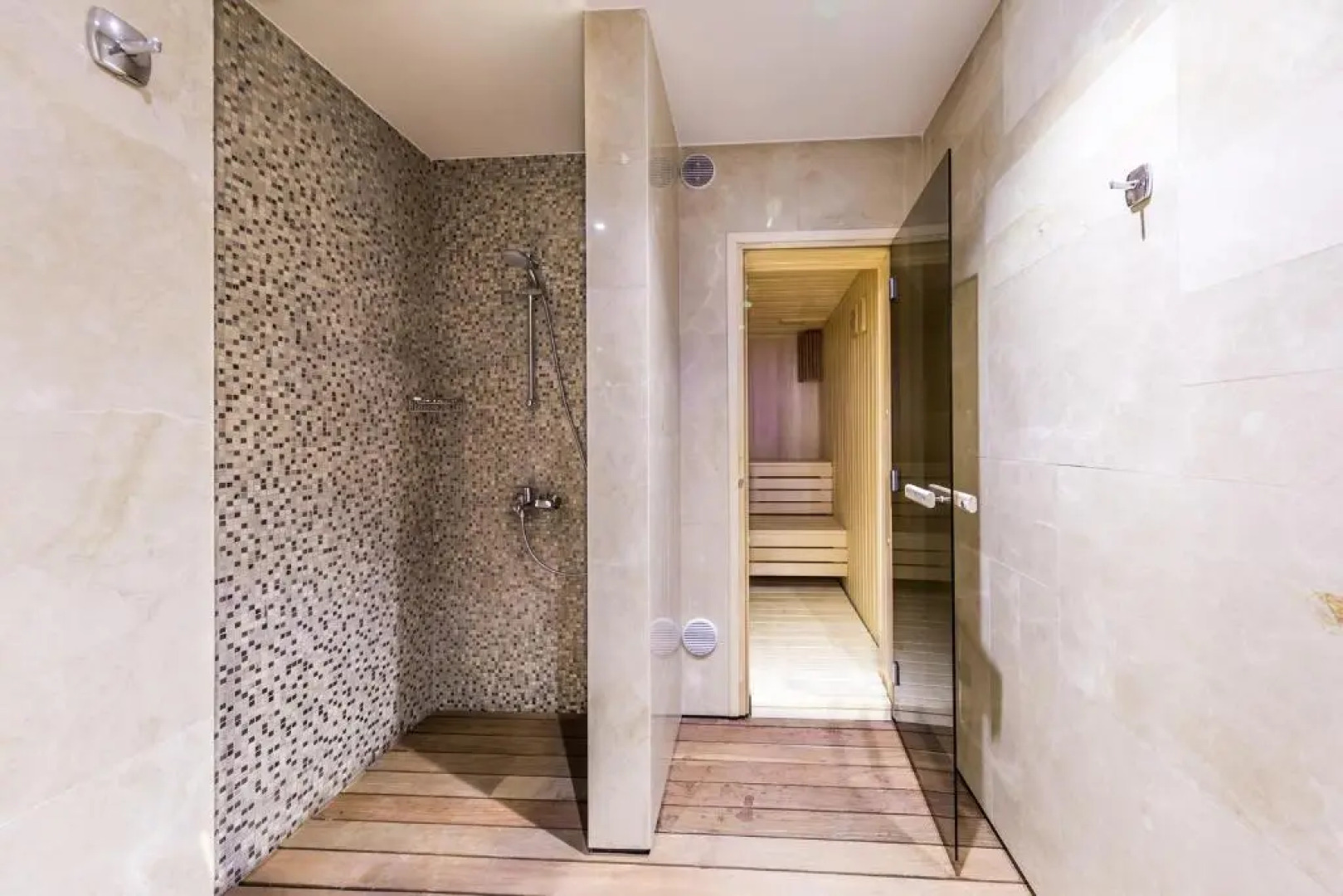 Carmencita Studio B14 with pool & gym