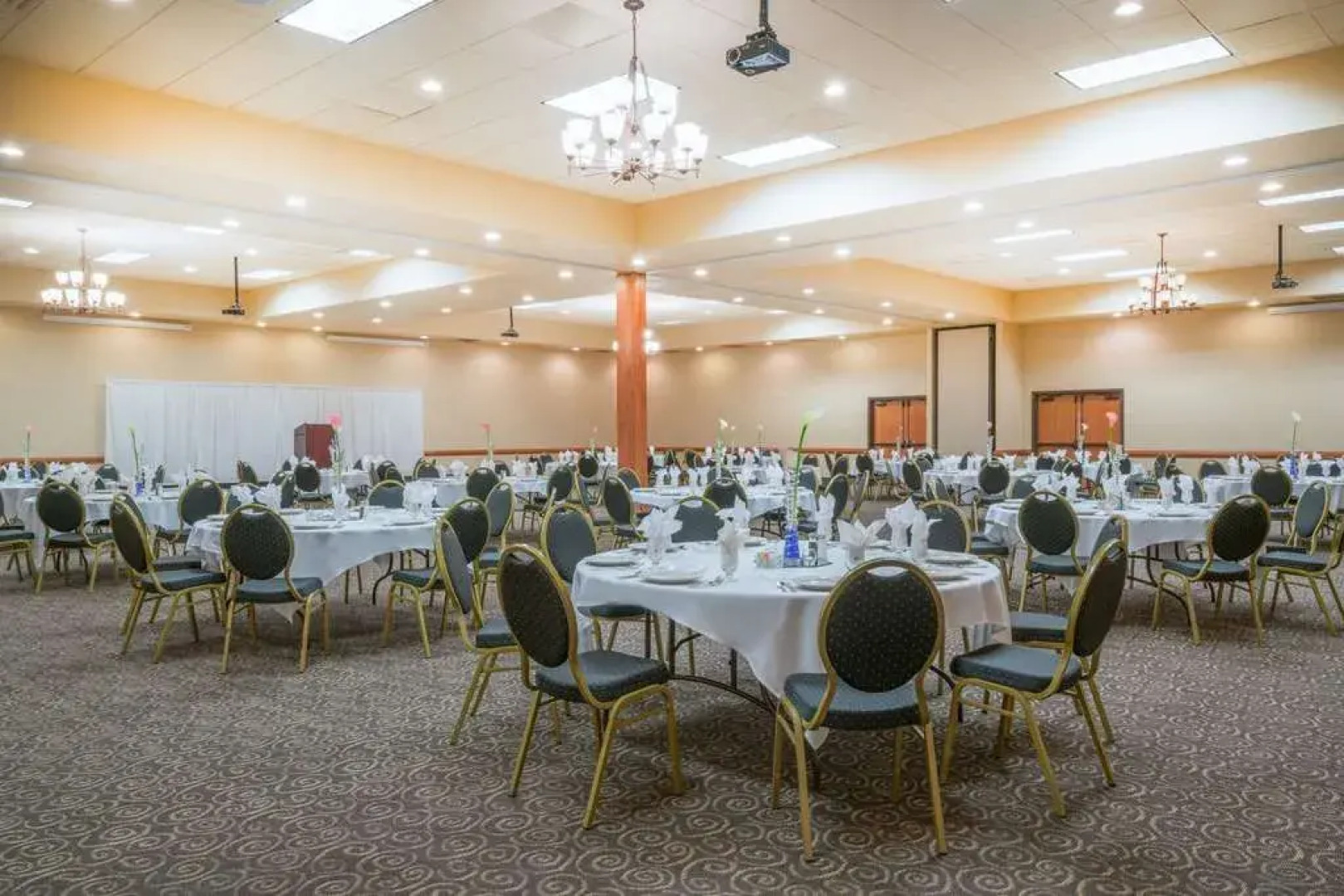 Ramada by Wyndham Des Moines Tropics Resort & Conference Ctr