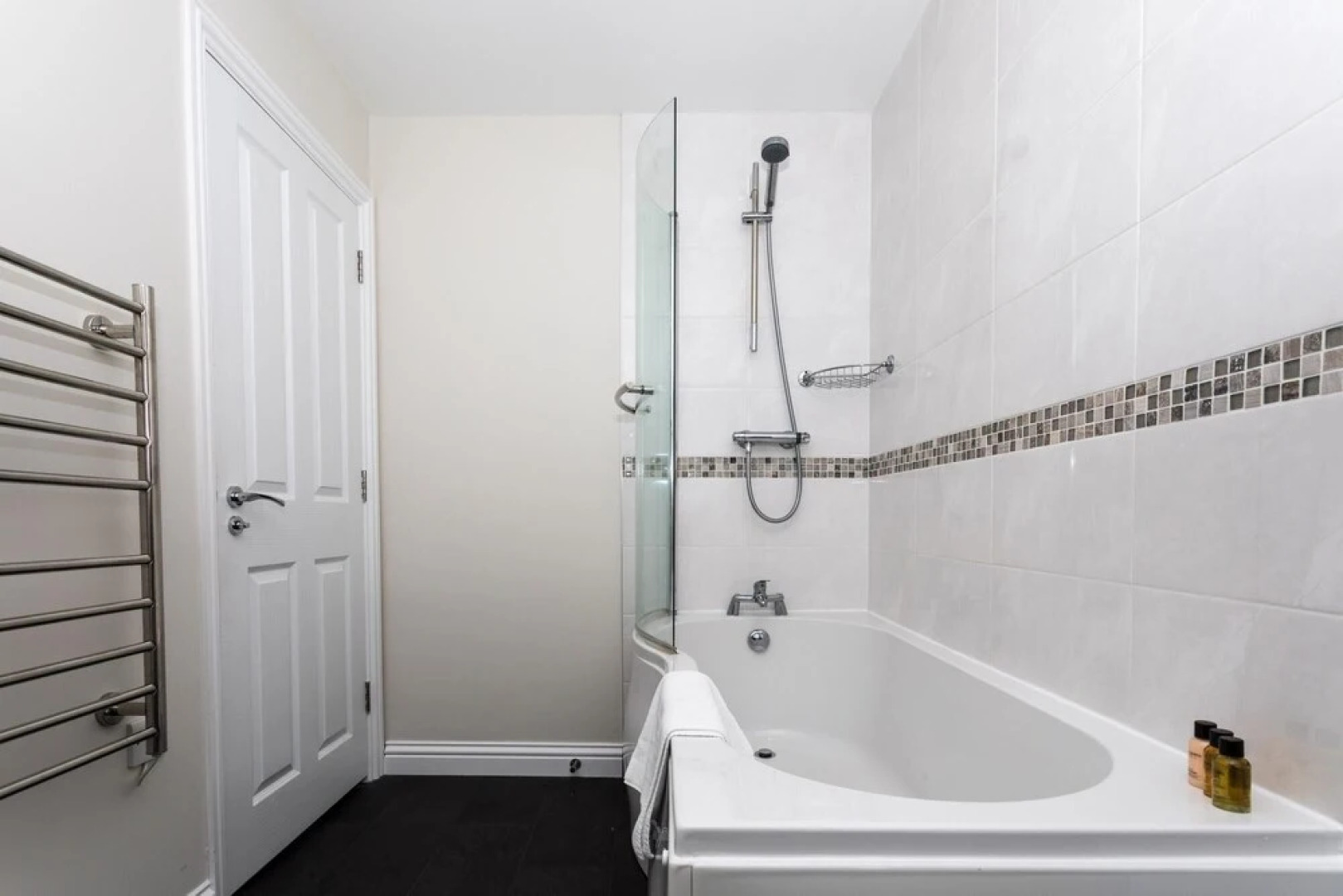 Garland Penthouse- Large 2 bed 2 Bath Self Contained Flat- Close to Shops