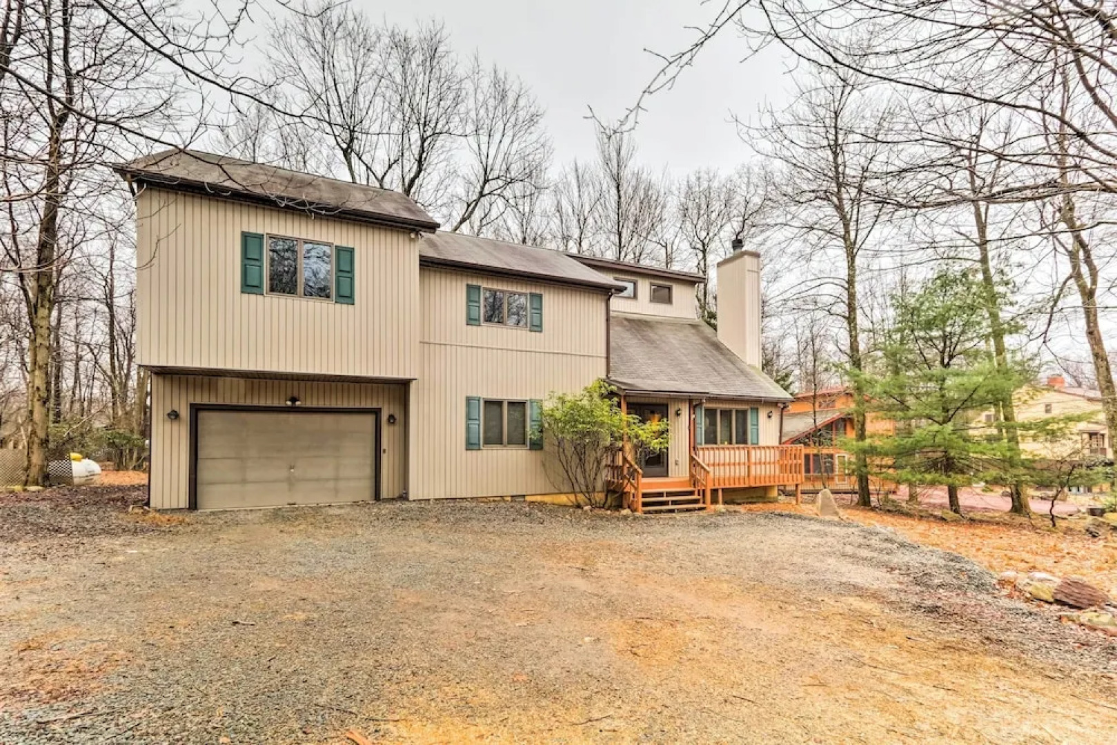 Lake Harmony Home w/ Deck - 3 Mi to Ski Slopes!