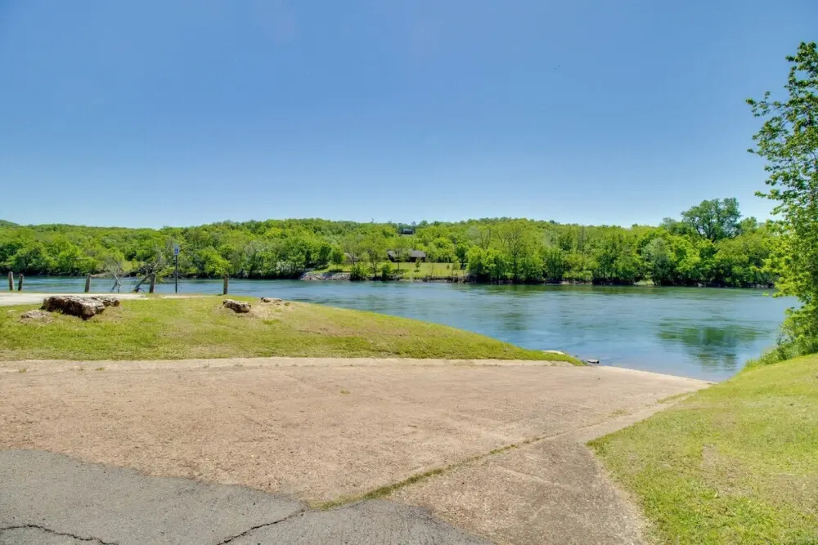 Spacious White Rivers Jewel: Fishing Haven!