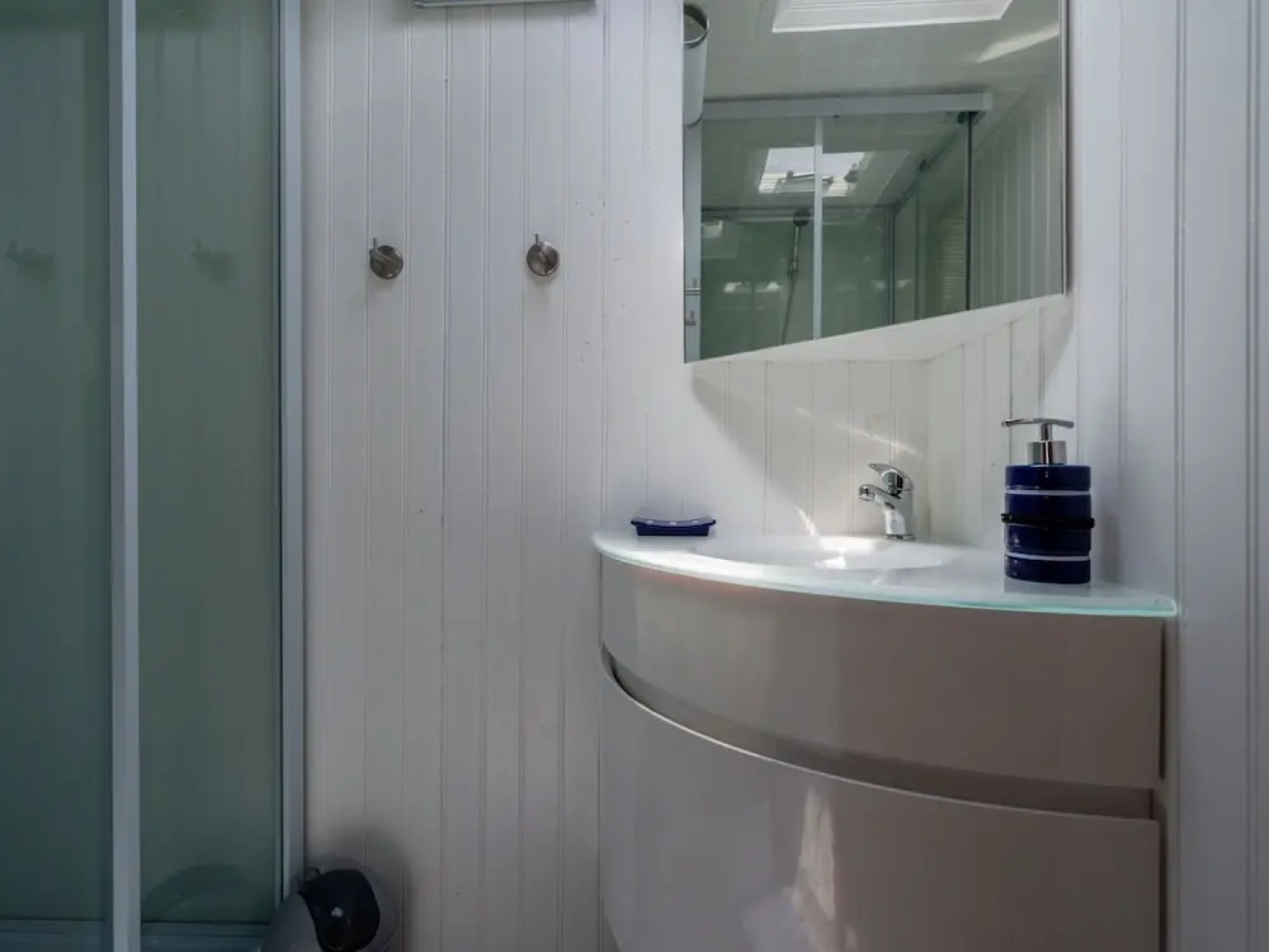 Comfortable House Boat in Homps with Roof Terrace