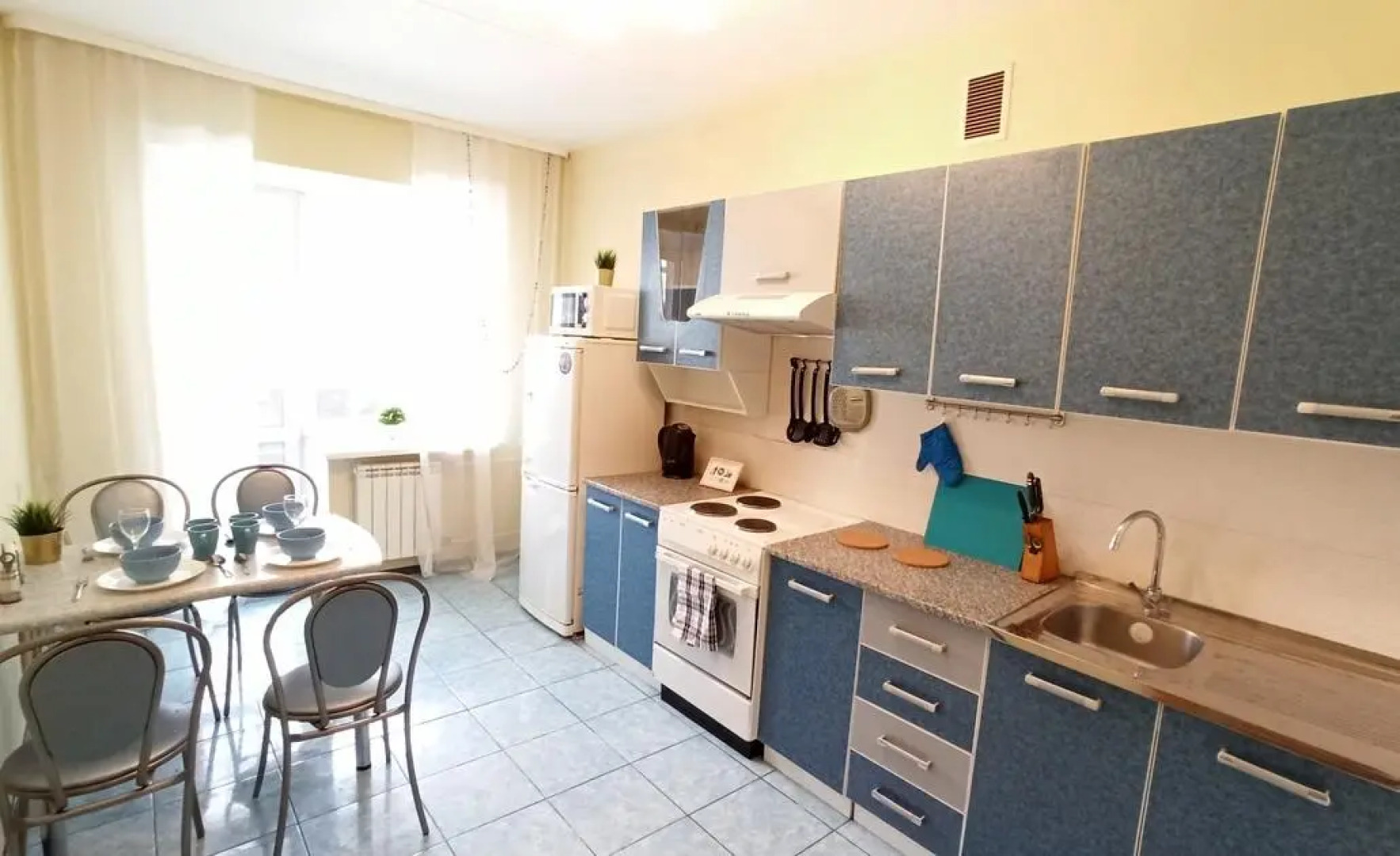 Диван и Чемодан на ул. Семьи Шамшиных, 18