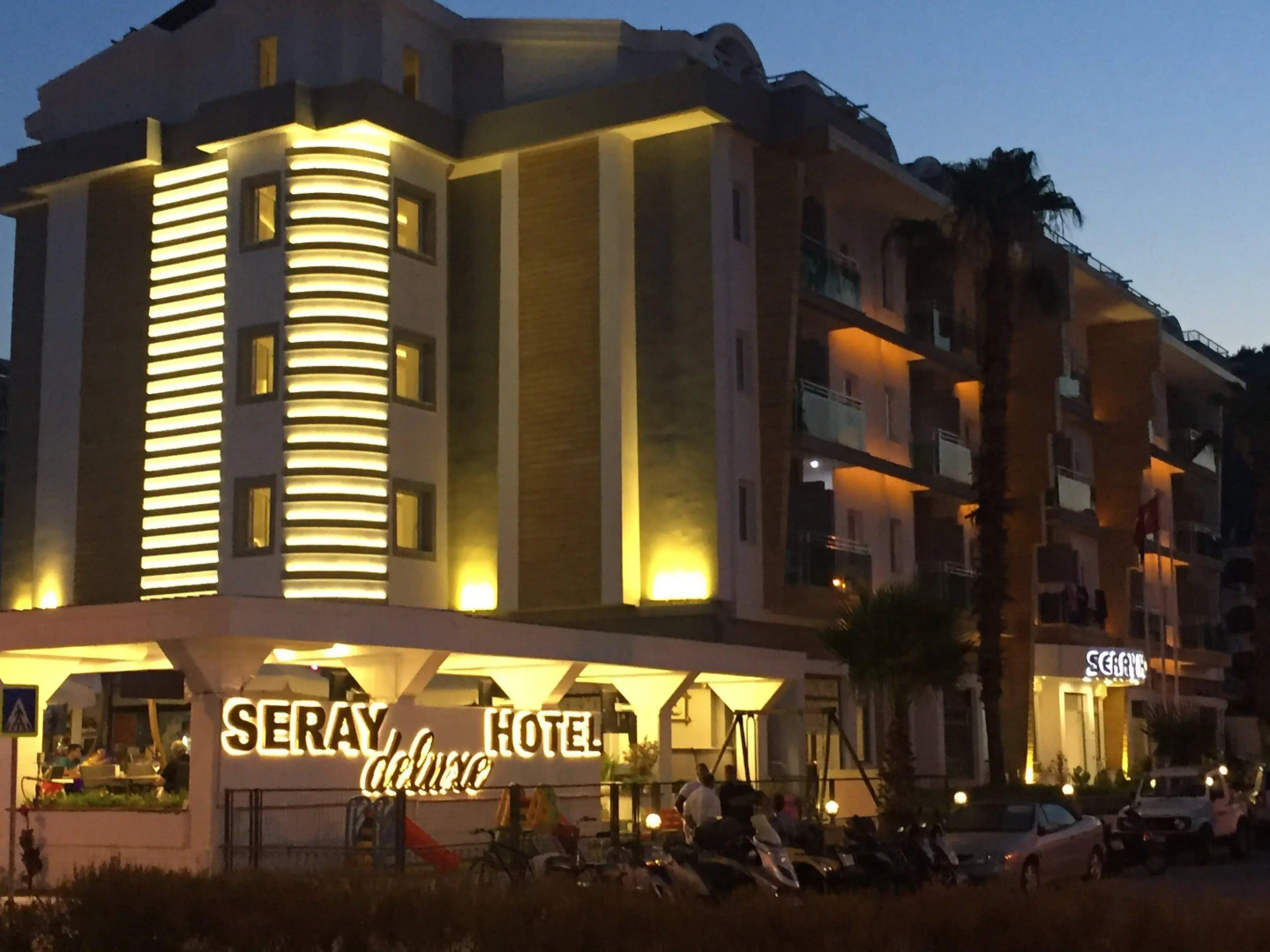 Aryes Deluxe Hotel