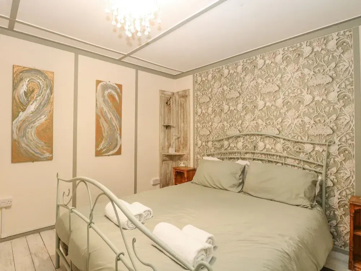 White Rabbit, Cross Lane