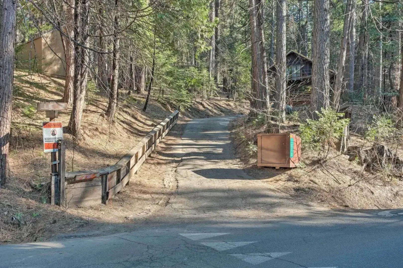 Walk Downtown: Arnold Cabin w/ Large Deck!