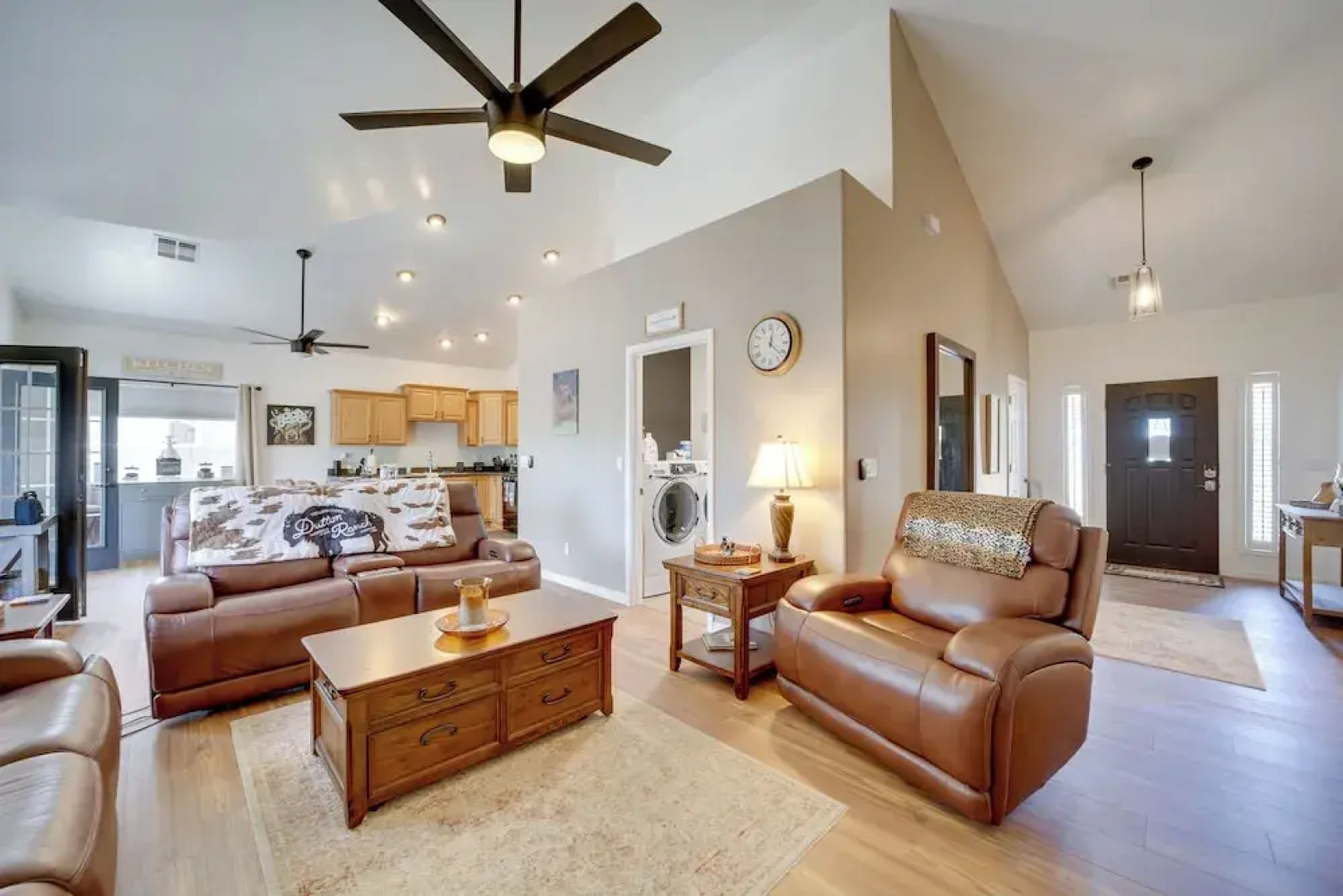 12 Mi to Flagstaff: Pet-friendly Home w/ Sunroom!