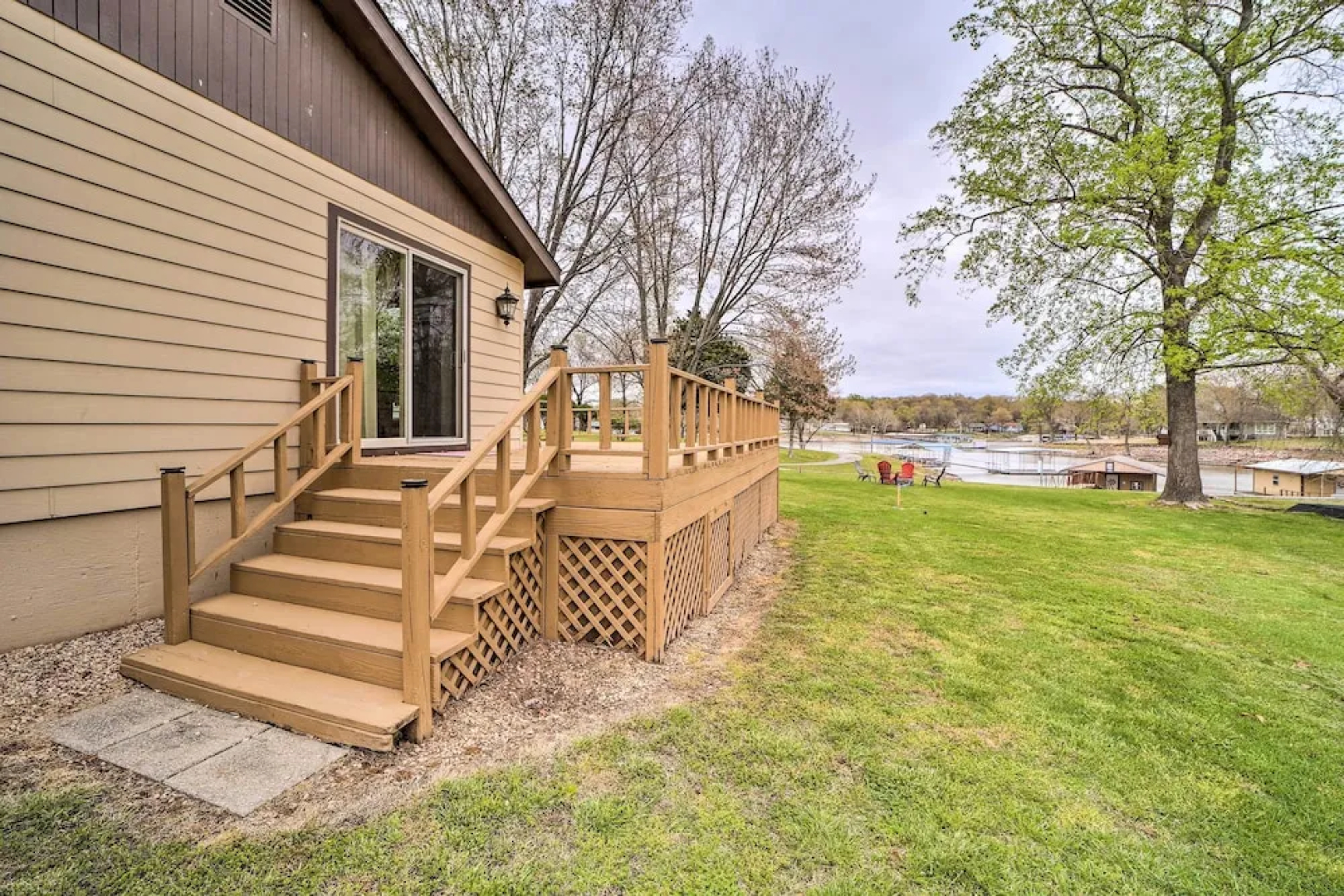 Kayaks & Boat Dock: Waterfront Home in Grove