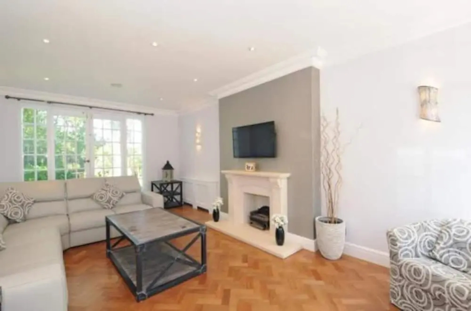 Captivating 5-bed House in Woking