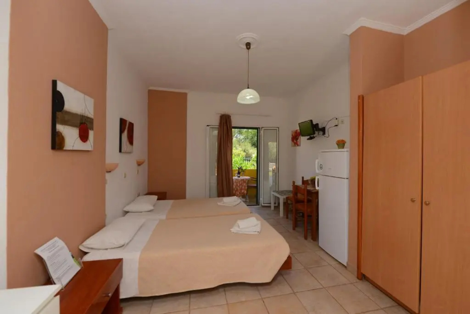 Roula's Studios & Apartment