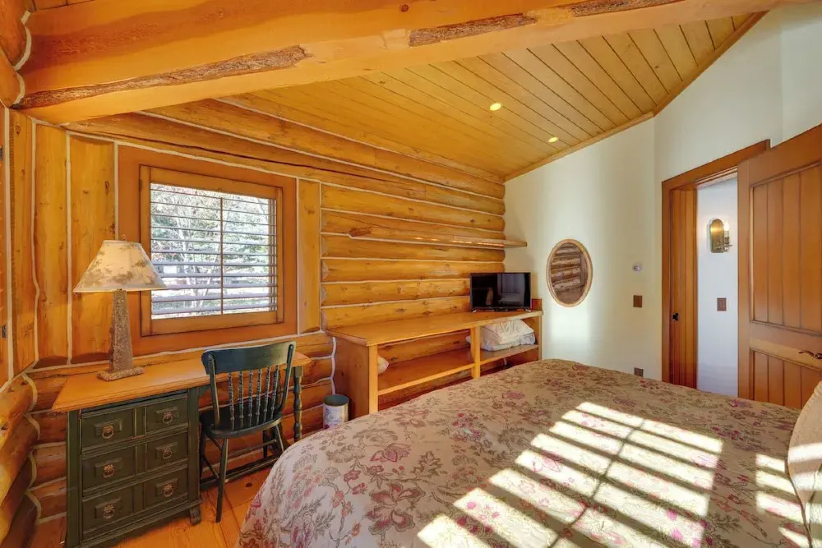 Sun Valley Log Home w/ Hot Tub & Mtn Views!