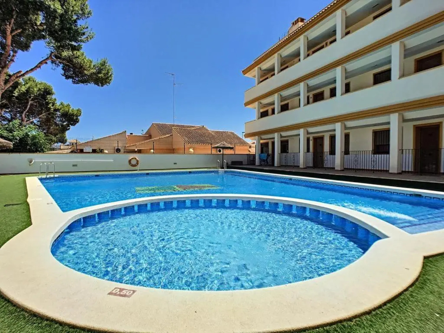 Beautiful 1 bedroom apartment in Roda, Los Alcazares. Larger than average.