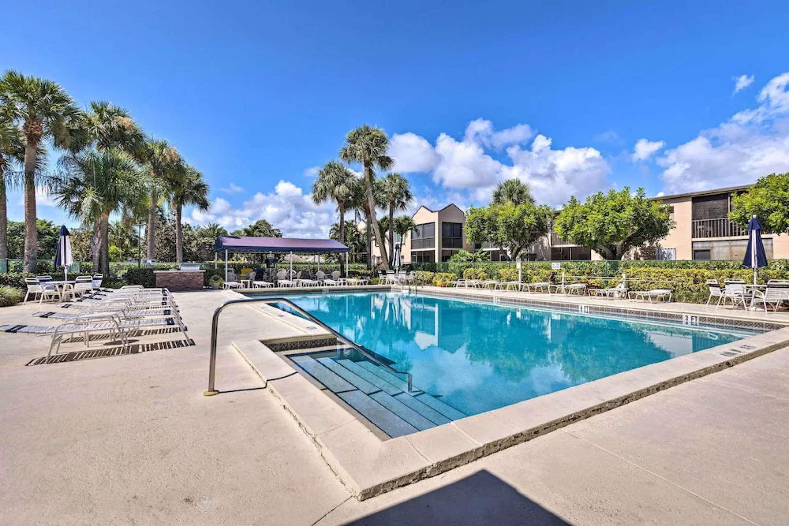 Jupiter Condo w/ Pool Access, Walk to Beach!