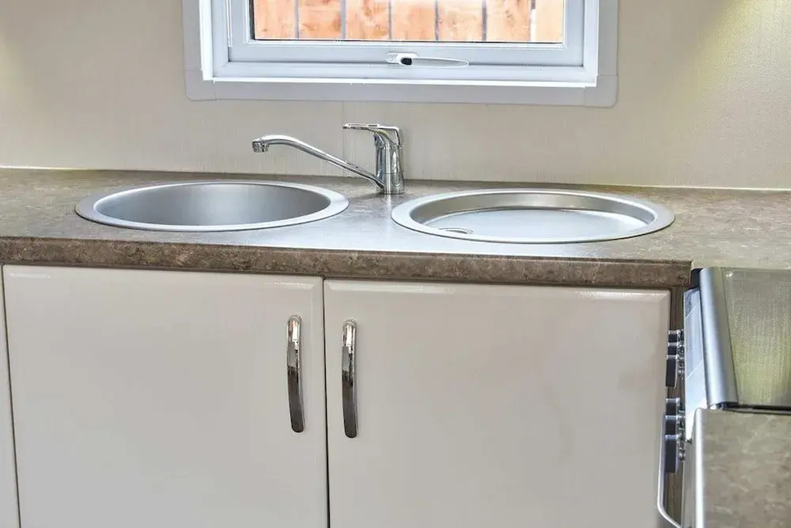 Host Stay Yolo Lodge