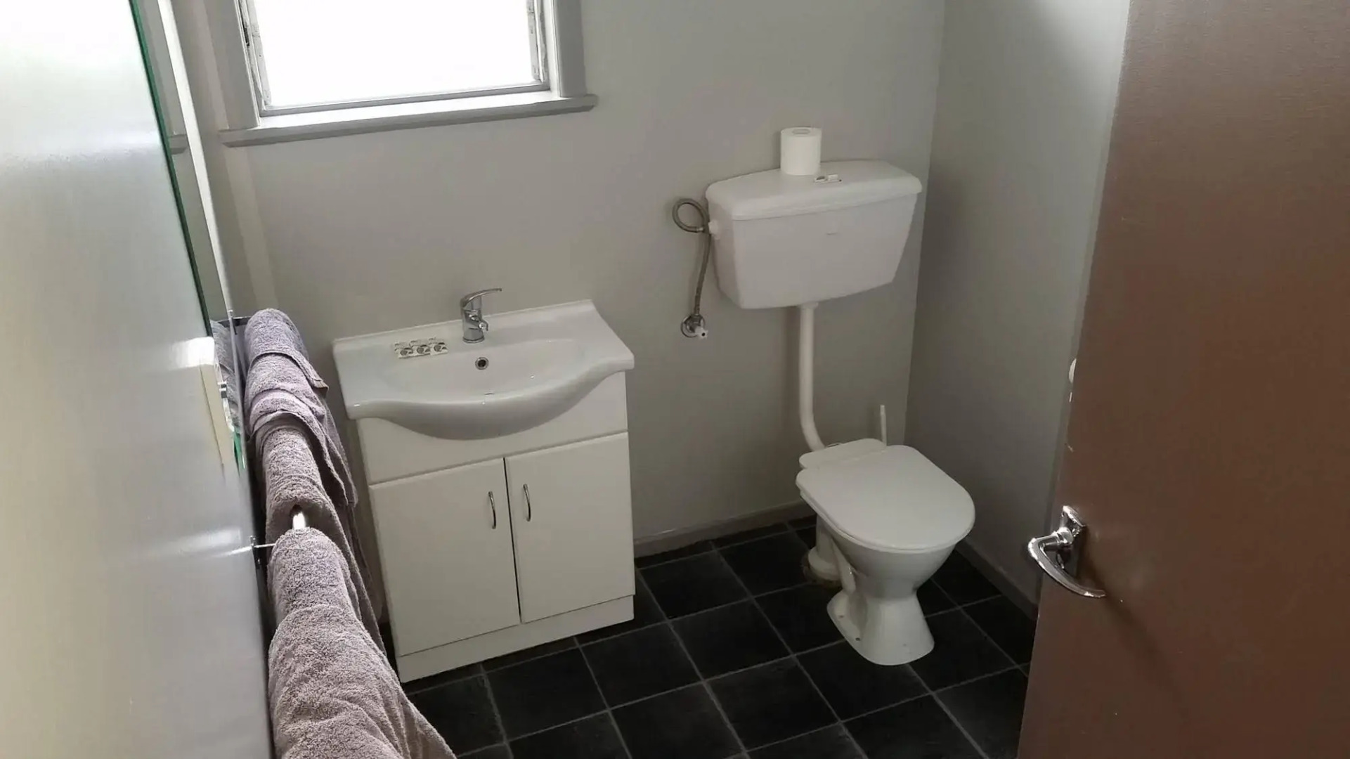 Mahoe Motel Bar n Grill