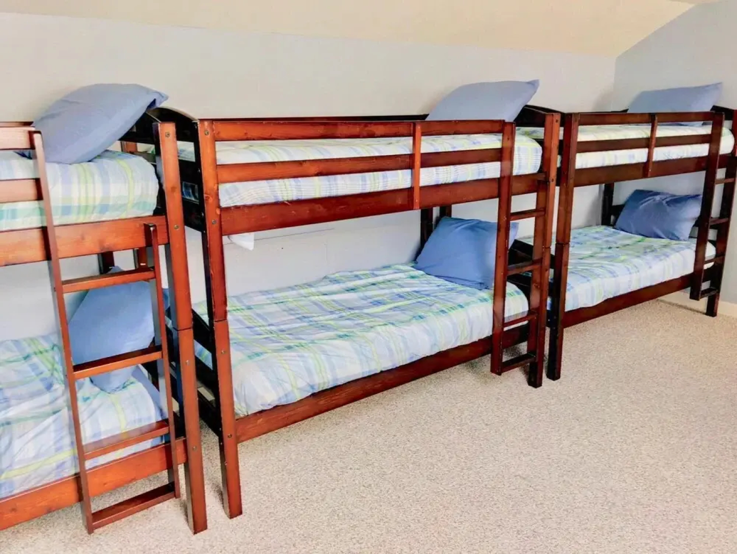 O7 Slopeside Bretton Woods Resort cottage with upscale stylings cozy decor tons of space